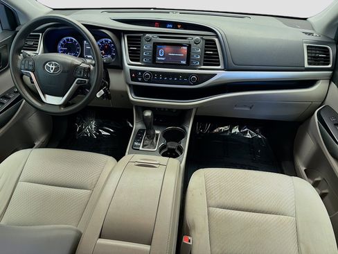 Used 2019 Toyota Highlander LE image 12
