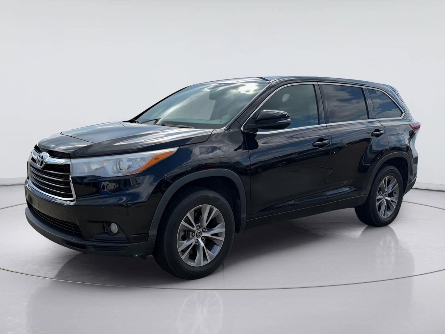Used 2016 Toyota Highlander Plus FWD image 1