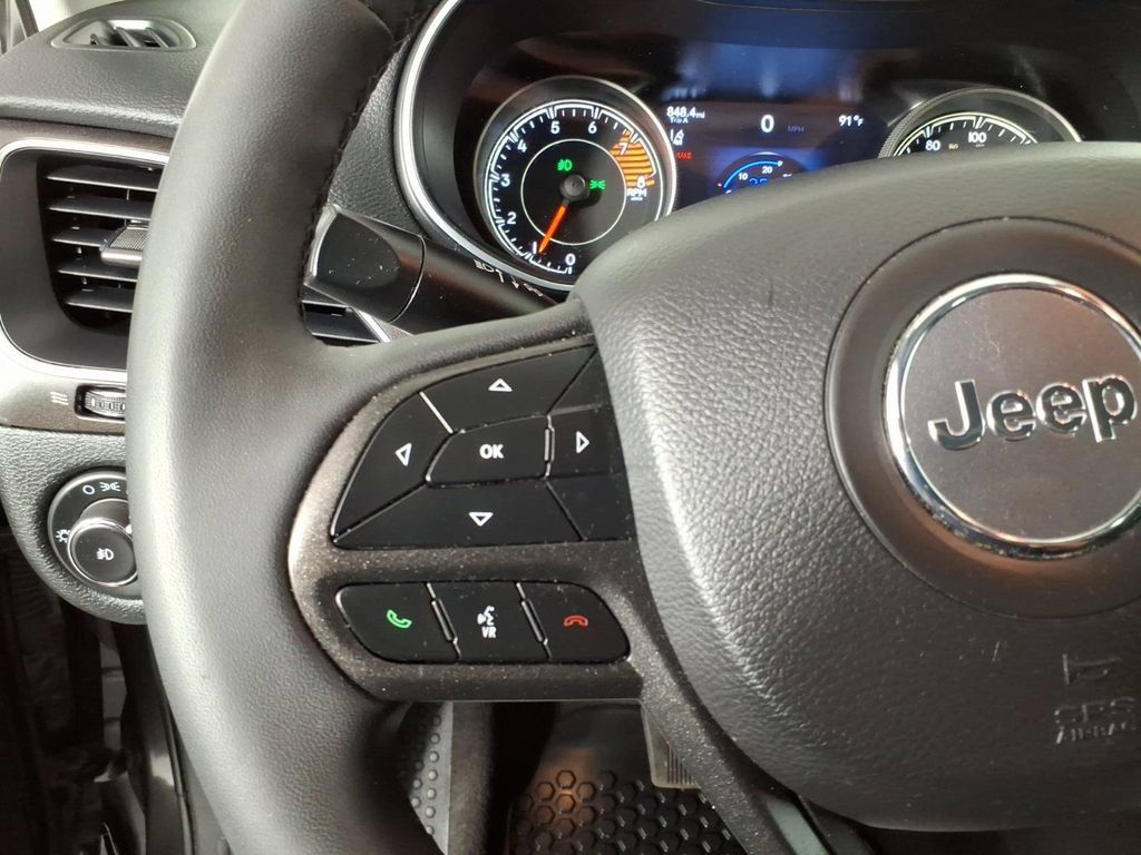 Used 2022 Jeep Cherokee Trailhawk w/ Comfort/Convenience Group AWD/4WD image 17
