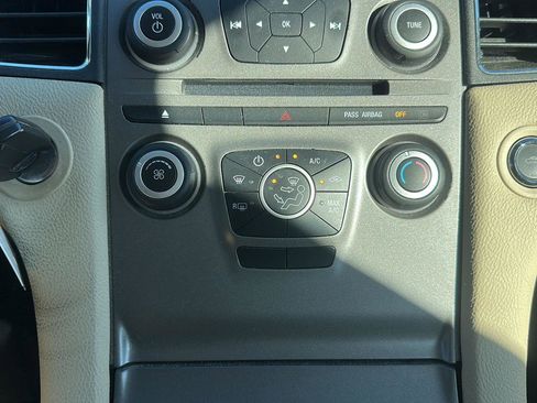 Used 2018 Ford Taurus SE image 19