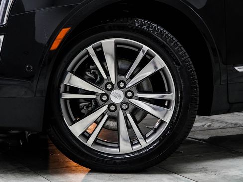 Used 2021 Cadillac XT5 Premium Luxury FWD image 3