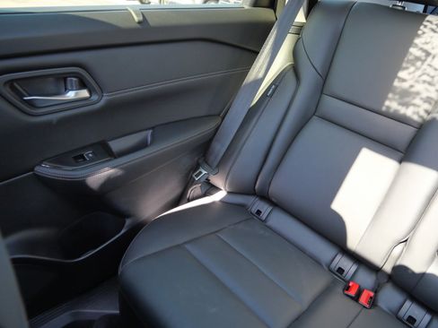 Used 2025 Nissan Rogue SL w/ Tech Package image 12