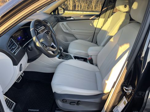 Certified 2022 Volkswagen Tiguan SE R-Line image 15
