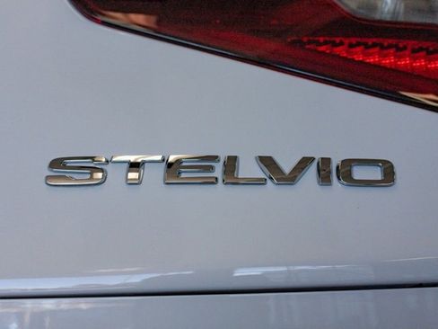 Used 2022 Alfa Romeo Stelvio Veloce image 8