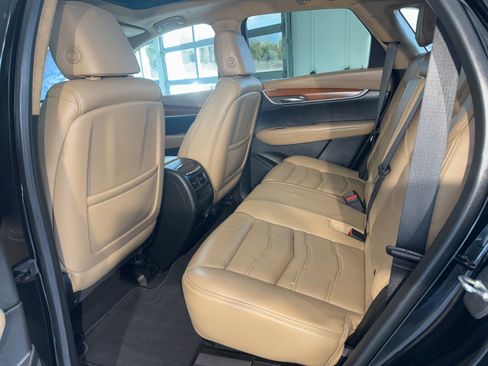 Used 2017 Cadillac XT5 Platinum w/ Driver Assist Package image 18