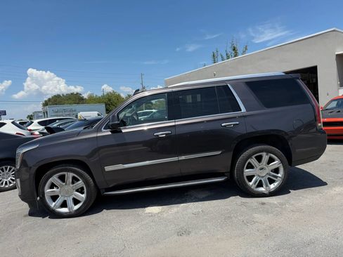 Used 2017 Cadillac Escalade Luxury AWD/4WD image 2