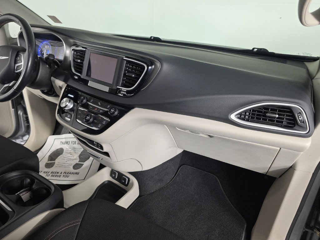 Used 2020 Chrysler Pacifica Touring w/ Cold Weather Group FWD image 32