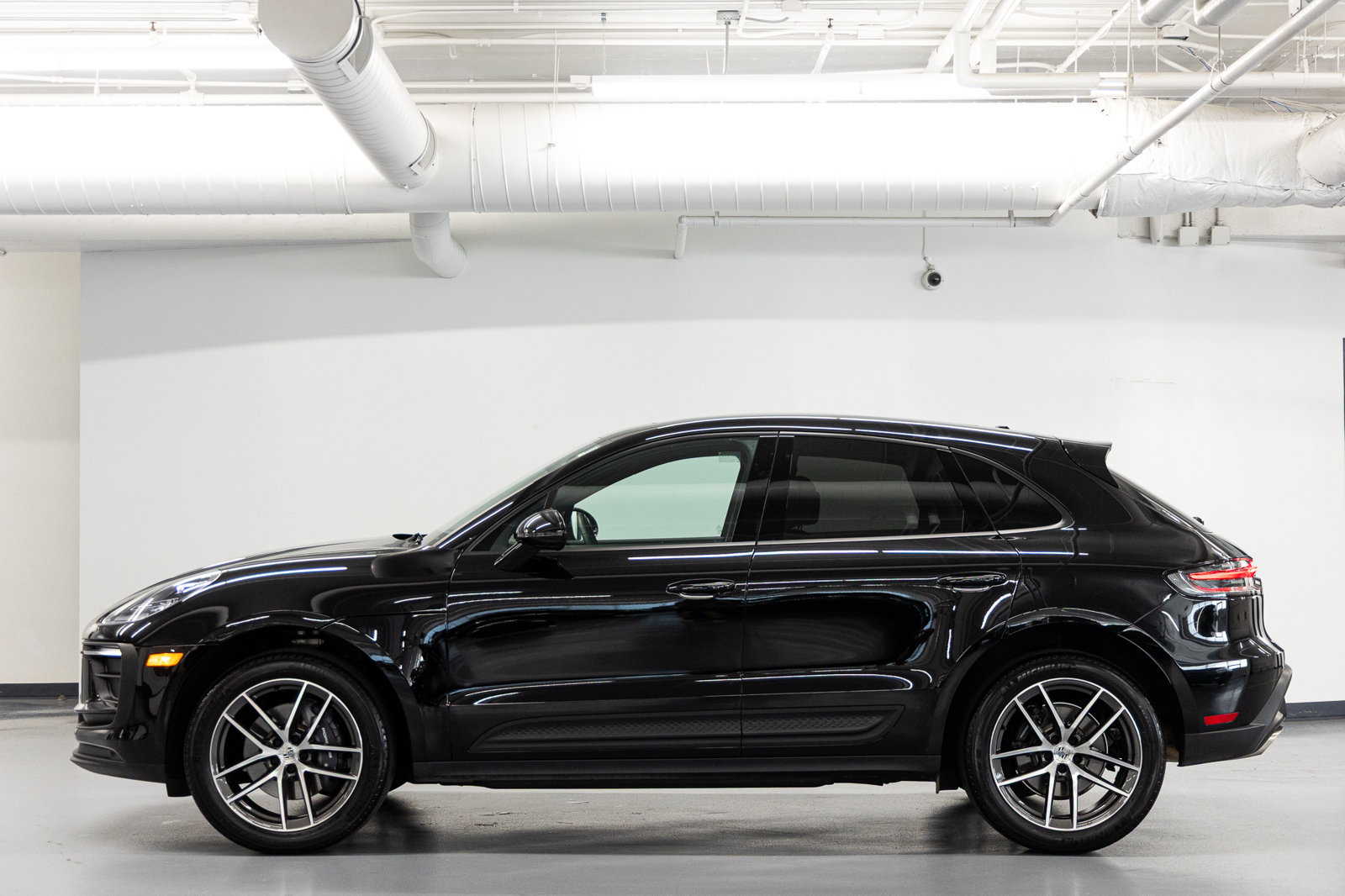 Used 2025 Porsche Macan AWD/4WD image 3
