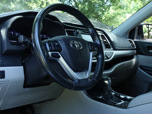 Used 2017 Toyota Highlander XLE image 6