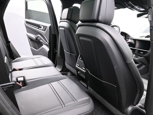 Used 2023 Porsche Cayenne image 18
