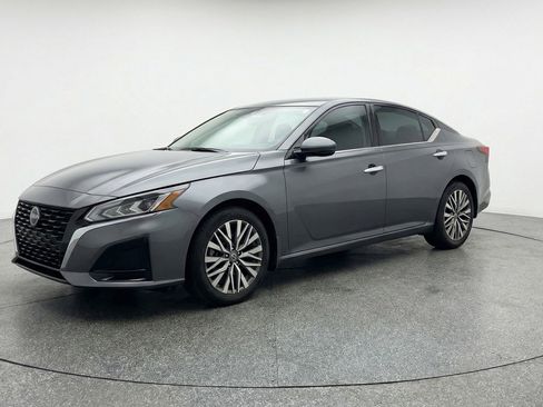 Used 2025 Nissan Altima 2.5 SV FWD image 3