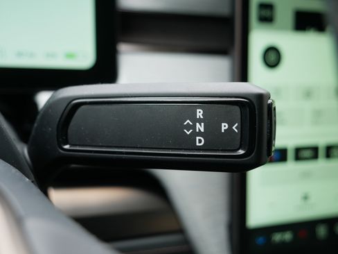 Used 2026 Rivian R1S Premium image 24