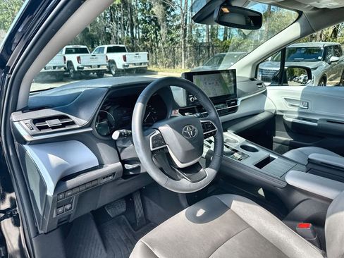 Used 2025 Toyota Sienna XLE image 10