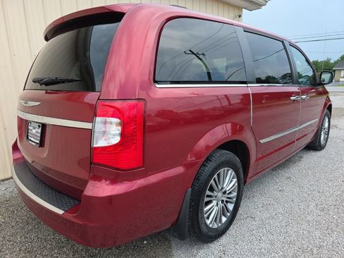 Used 2014 Chrysler Town & Country Touring-L w/ Driver Convenience Group FWD image 7