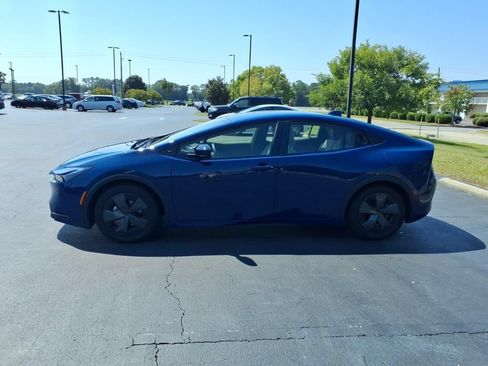 Used 2024 Toyota Prius LE FWD image 6