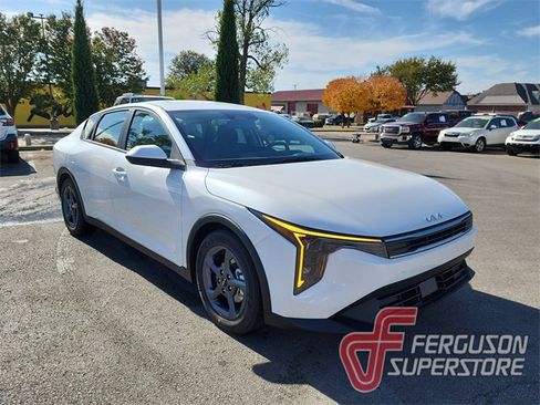 New 2025 Kia K4 LXS image 1