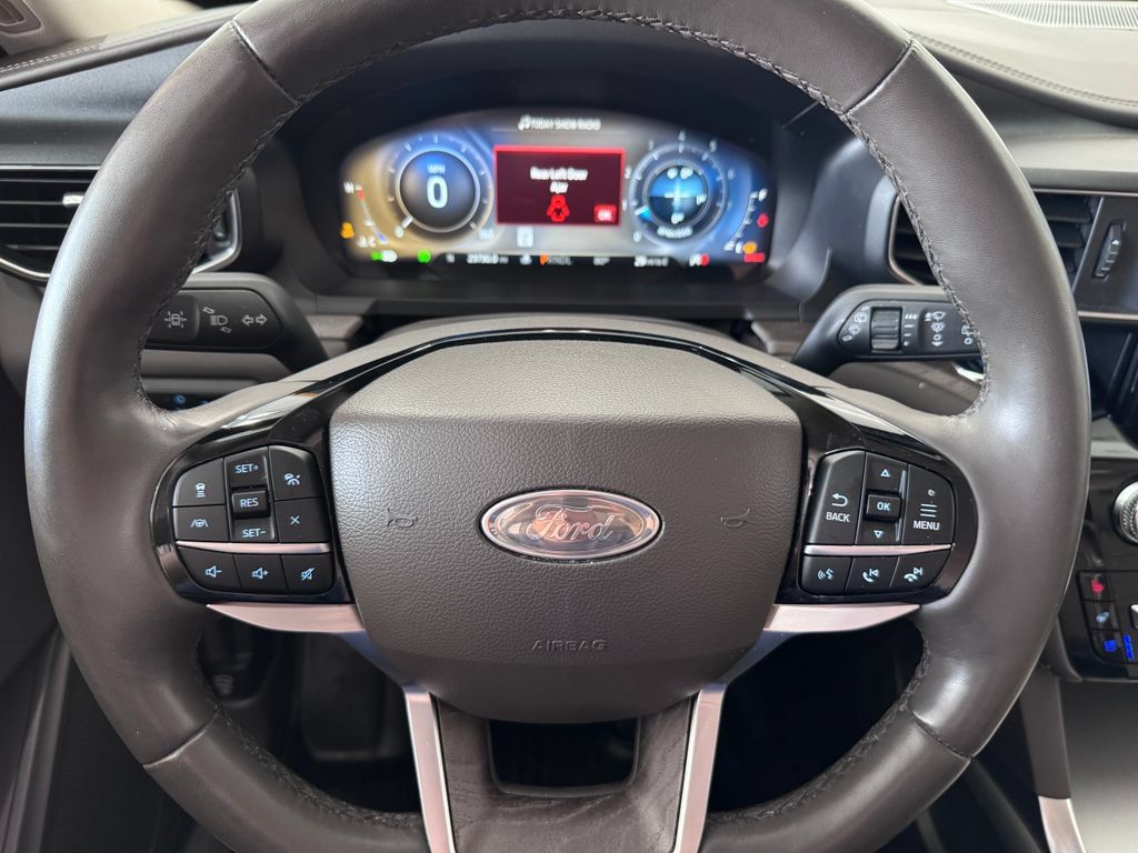 Used 2024 Ford Explorer Platinum w/ Technology Package AWD/4WD image 15