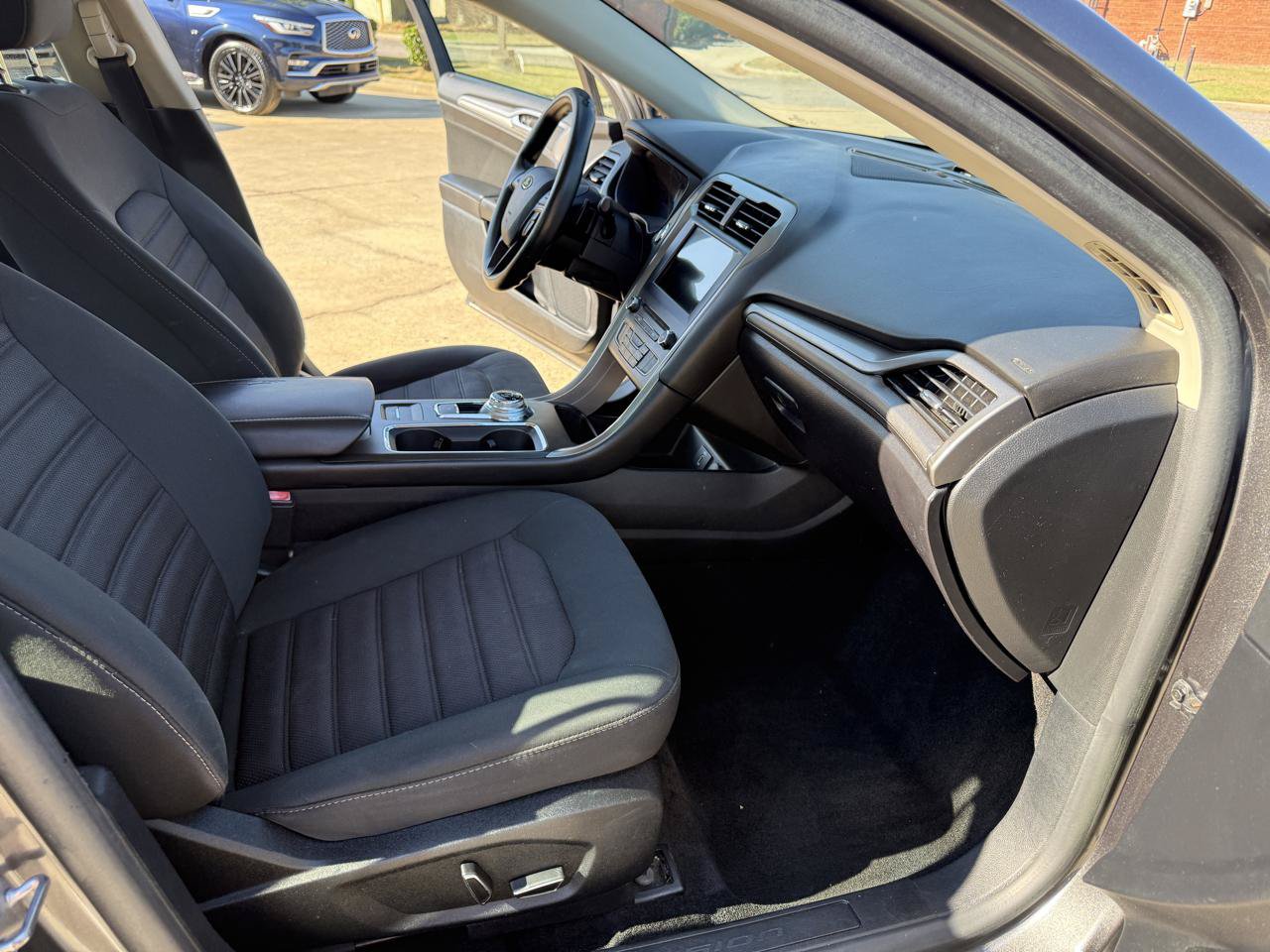 Used 2018 Ford Fusion SE w/ Fusion SE Technology Package FWD image 24