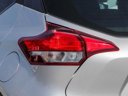 Used 2019 Nissan Kicks SV FWD image 9