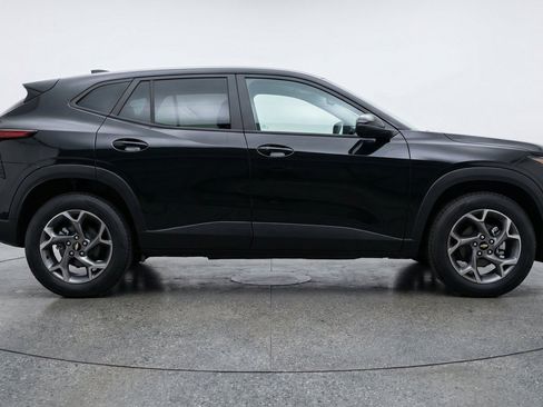 Used 2025 Chevrolet Trax LT FWD image 11