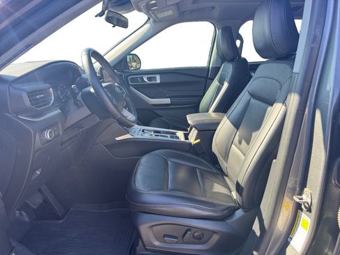 Used 2022 Ford Explorer XLT w/ Equipment Group 202A image 9