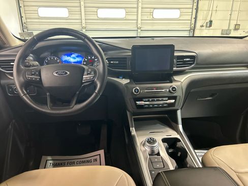 Used 2020 Ford Explorer XLT w/ Equipment Group 202A AWD/4WD image 4