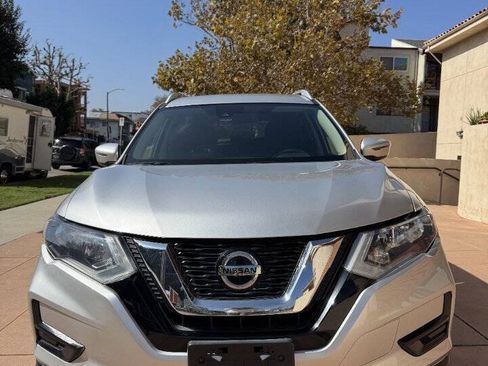 Used 2019 Nissan Rogue SV FWD image 2