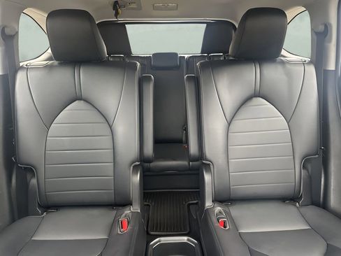 Used 2022 Toyota Highlander XLE image 12