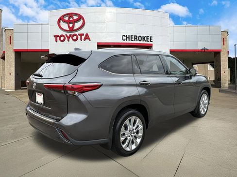 Used 2023 Toyota Highlander Limited image 5