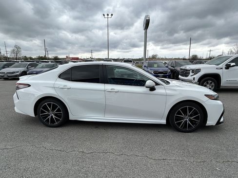 Used 2021 Toyota Camry SE image 3