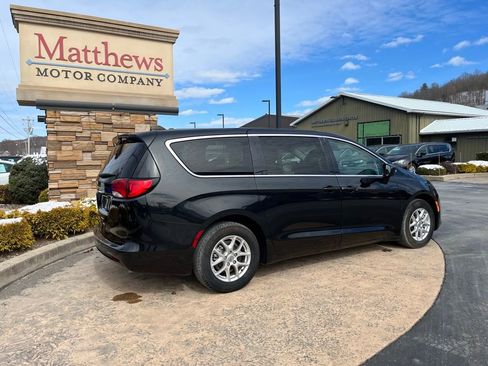 Used 2023 Chrysler Voyager LX image 5