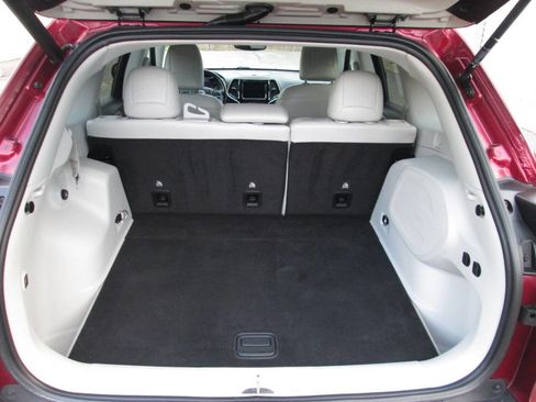 Used 2019 Jeep Cherokee Limited image 17