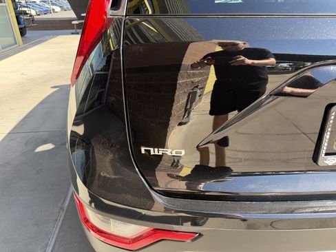 Used 2025 Kia Niro LX FWD image 14