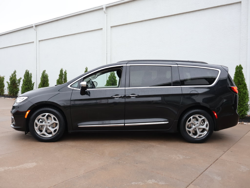 Used 2023 Chrysler Pacifica Limited FWD image 4
