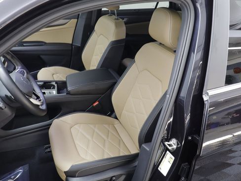 Used 2025 Volkswagen Atlas Cross Sport SE image 13