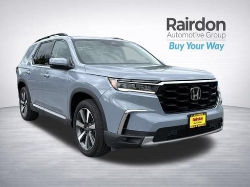Used 2025 Honda Pilot Touring image 1