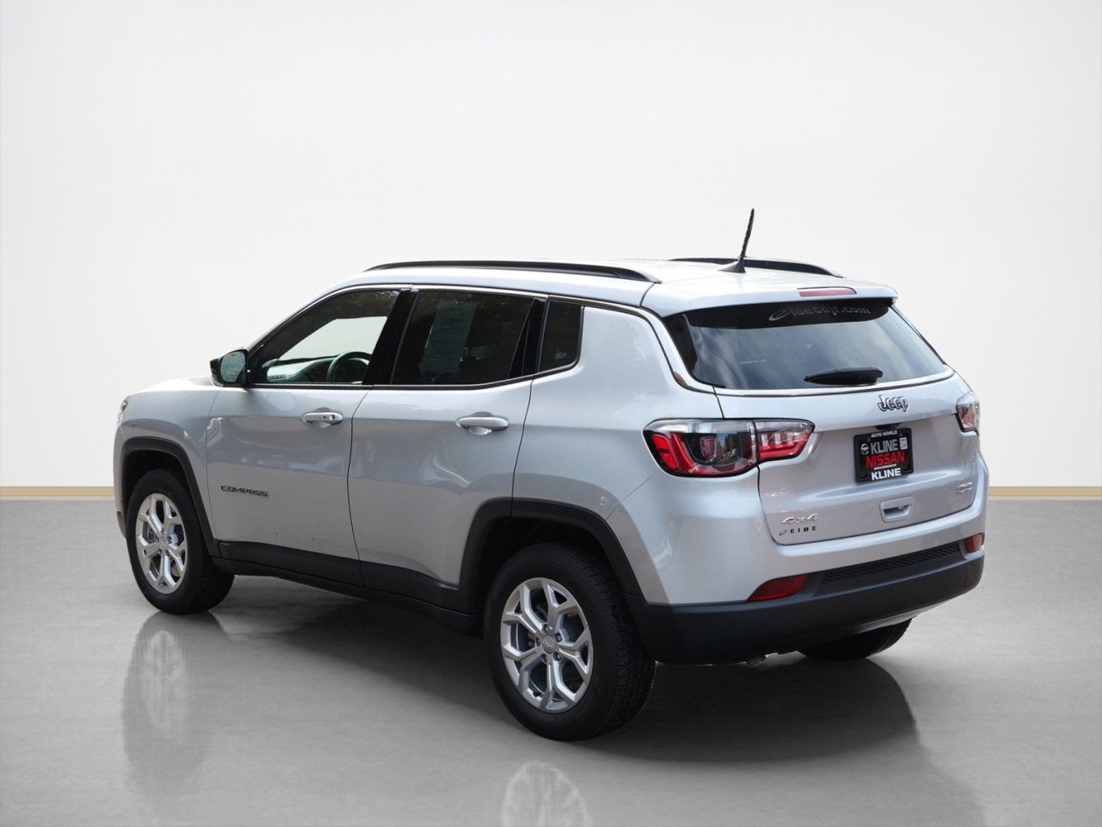 Used 2024 Jeep Compass Latitude AWD/4WD image 3