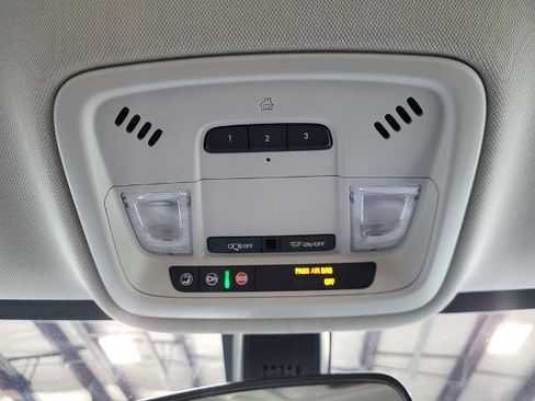 Used 2020 Chevrolet Traverse LT image 23