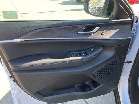 Certified 2025 Jeep Grand Cherokee Limited w/ Trailer Tow Package image 9