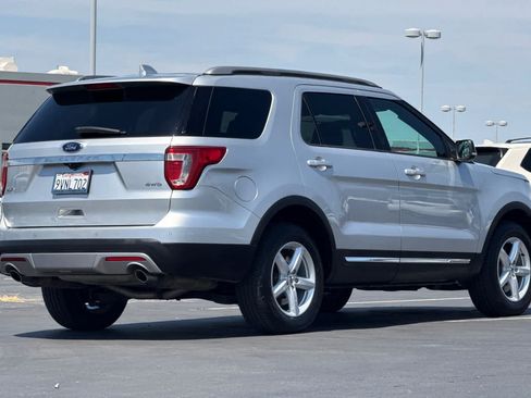 Used 2017 Ford Explorer XLT w/ Equipment Group 202A AWD/4WD image 2