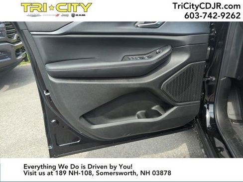 New 2025 Jeep Grand Cherokee L Altitude image 15