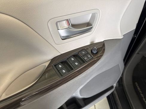 Used 2017 Toyota Sienna XLE w/ XLE Navigation Package image 43