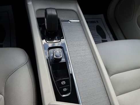 Used 2023 Volvo XC60 B5 Plus image 25