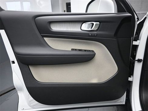 New 2025 Volvo XC40 B5 Plus w/ Protection Package Premier image 18