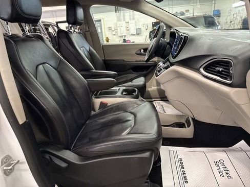 Used 2024 Chrysler Pacifica Touring-L FWD image 28