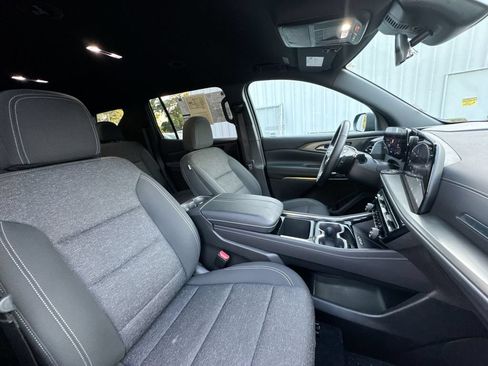 Used 2025 Chevrolet Traverse LT FWD image 32