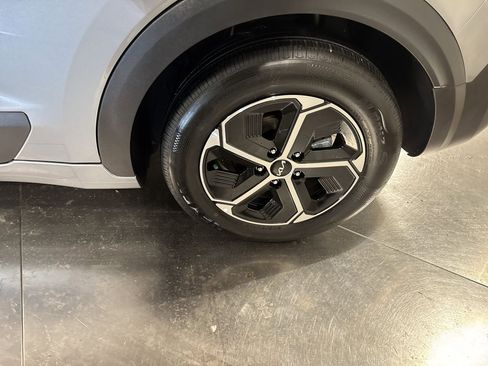Certified 2025 Kia Niro LX image 12
