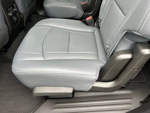 Used 2023 Buick Enclave Essence AWD/4WD image 39