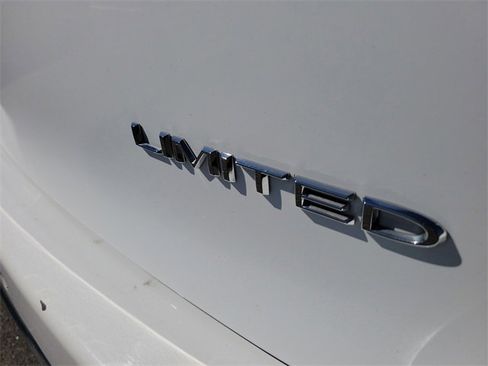 Used 2023 Chrysler Pacifica Limited image 9