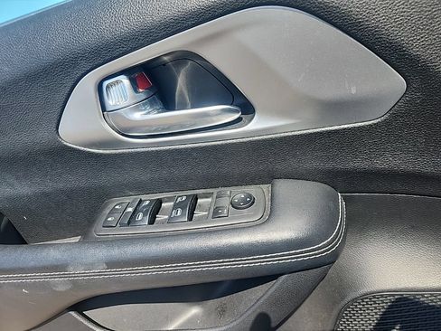 Used 2019 Chrysler Pacifica Touring-L w/ S Appearance Package FWD image 25